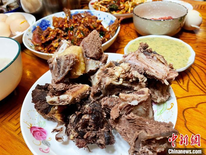 圖為除夕之夜的大餐?！∪轿木?攝