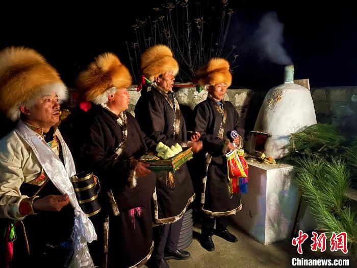 圖為除夕之夜進(jìn)行的驅(qū)鬼儀式?！∪轿木?攝