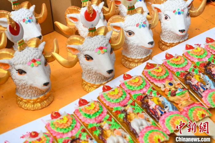 圖為拉薩市場上待售的吉祥羊頭?！∝暩聛硭?攝