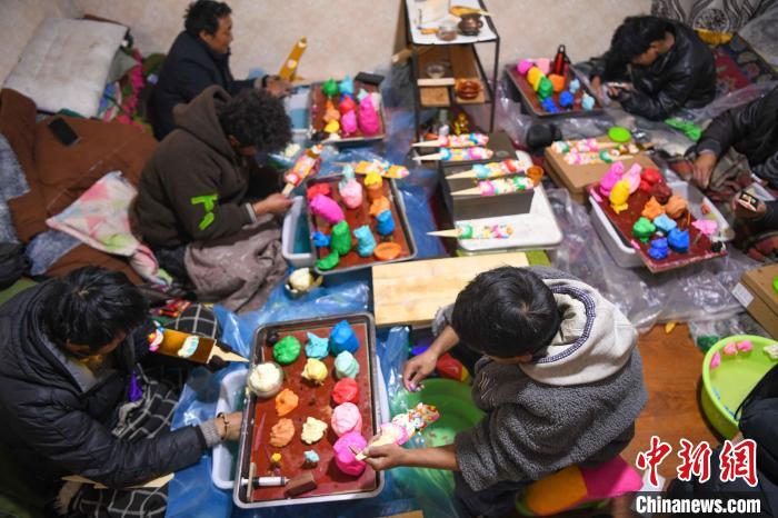 圖為拉薩手藝人制作年貨酥油花。　貢嘎來松 攝