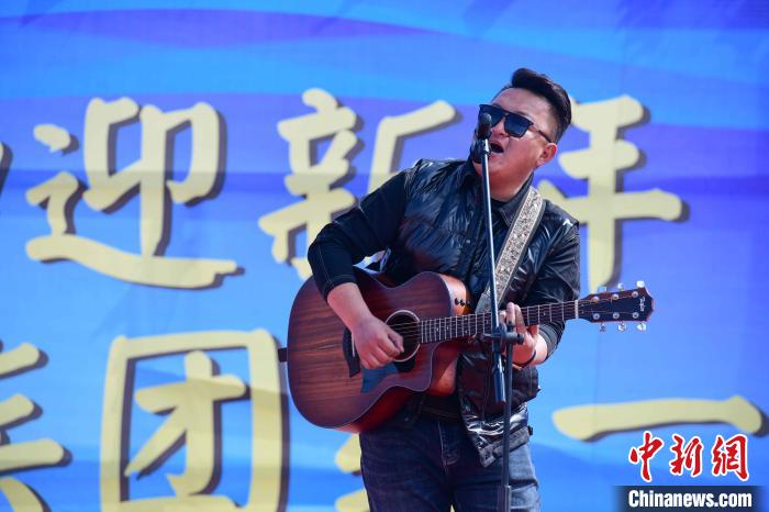 圖為文藝匯演現(xiàn)場?！∝暩聛硭?攝