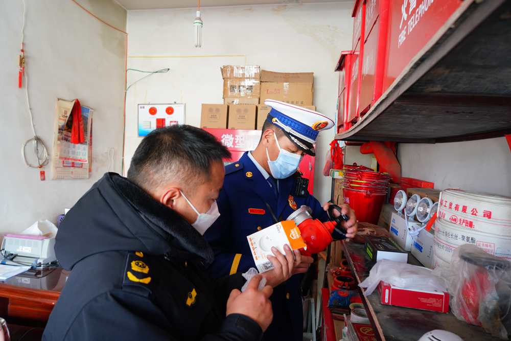 檢查消防器材。圖片由那曲消防提供