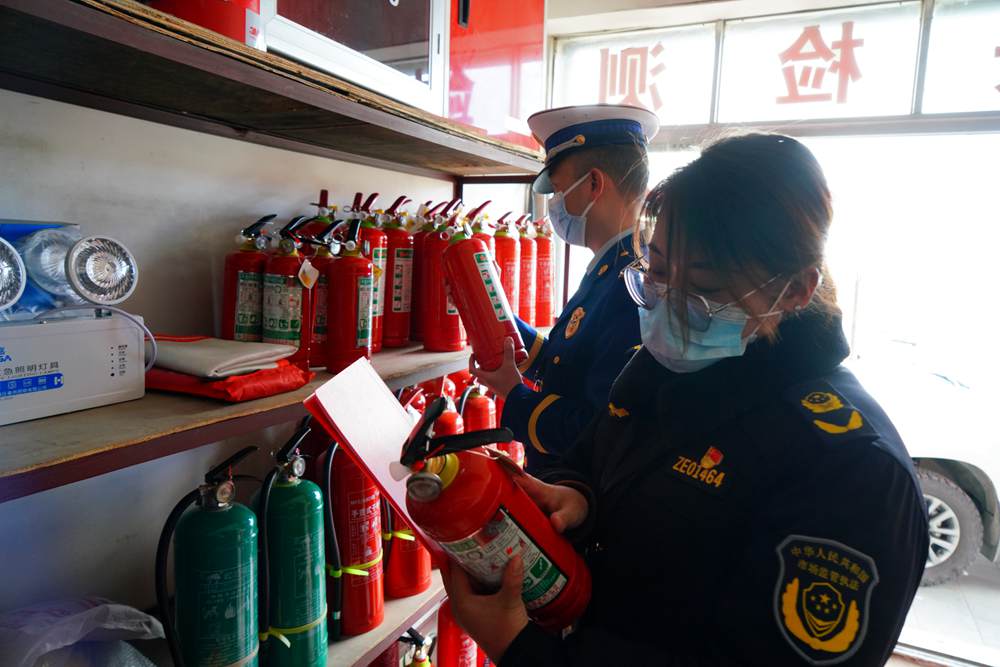 檢查消防器材。圖片由那曲消防提供