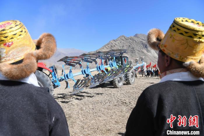 圖為拉薩市曲水縣茶巴朗村春耕儀式現(xiàn)場(chǎng)?！∝暩聛?lái)松 攝