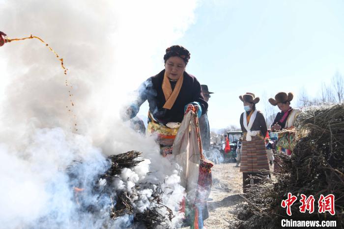 圖為拉薩市曲水縣茶巴朗村村民在春耕儀式前煨桑?！∝暩聛?lái)松 攝