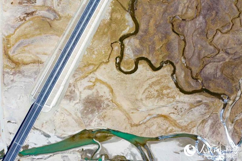 那拉高速公路。徐馭堯攝