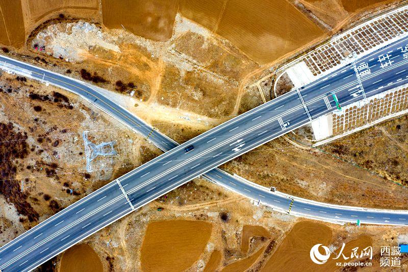 拉林高等級公路。徐馭堯攝