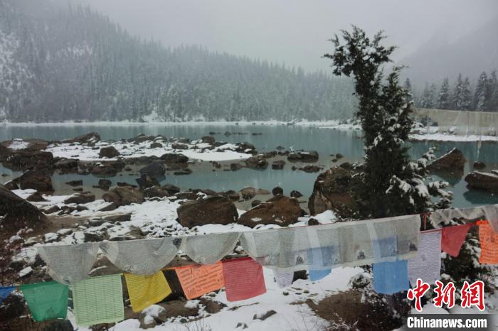 然烏湖春雪飄落。　冉文娟 攝