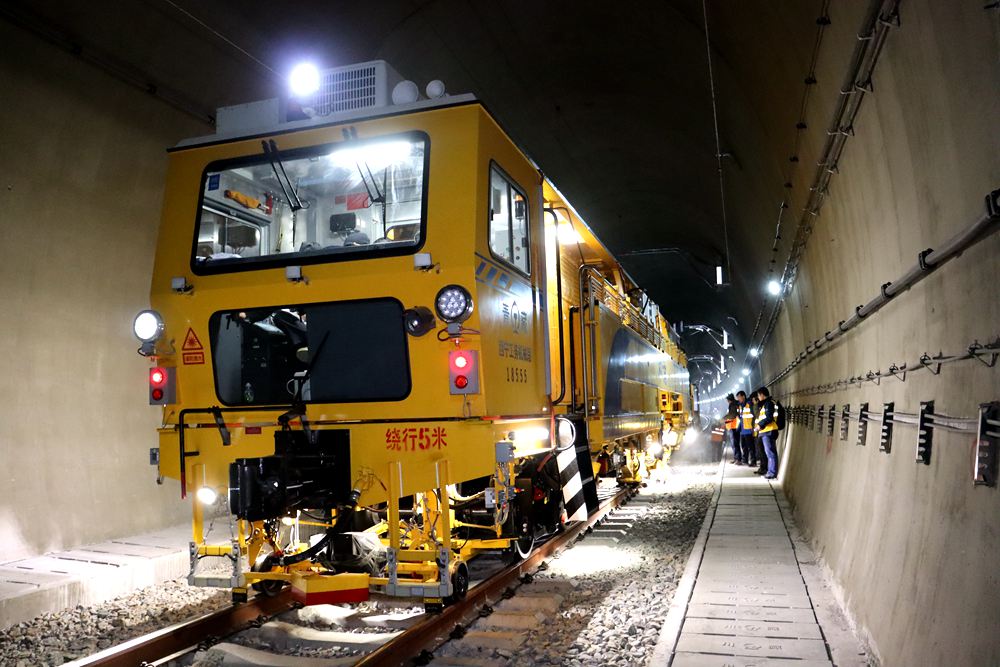 拉林鐵路迎來(lái)“大黃蜂”。祁國(guó)慶攝
