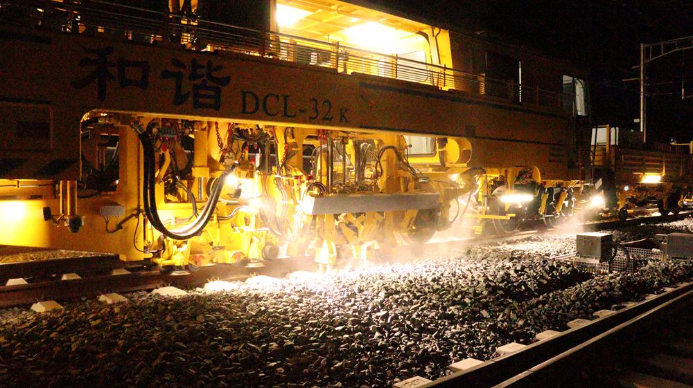 拉林鐵路迎來(lái)“大黃蜂”。祁國(guó)慶攝