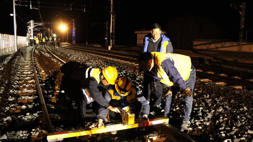 測(cè)量作業(yè)。祁國(guó)慶攝