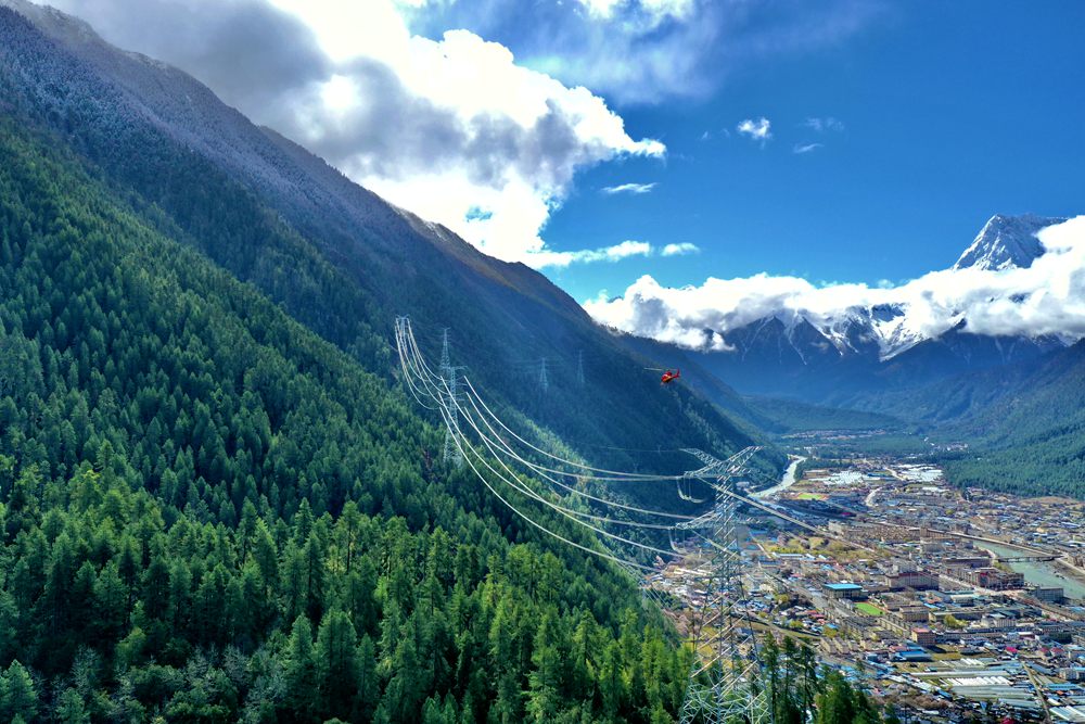 對(duì)波林線(xiàn)進(jìn)行巡視檢查。閆昱翰攝