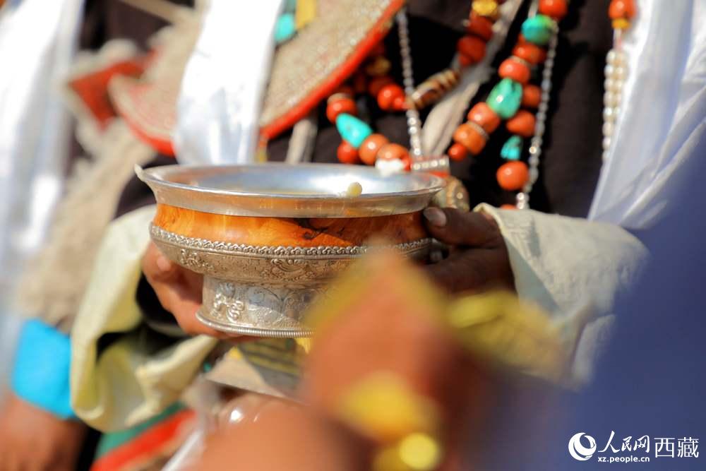 普蘭群眾展示當(dāng)?shù)靥厣?。人民網(wǎng) 李海霞攝