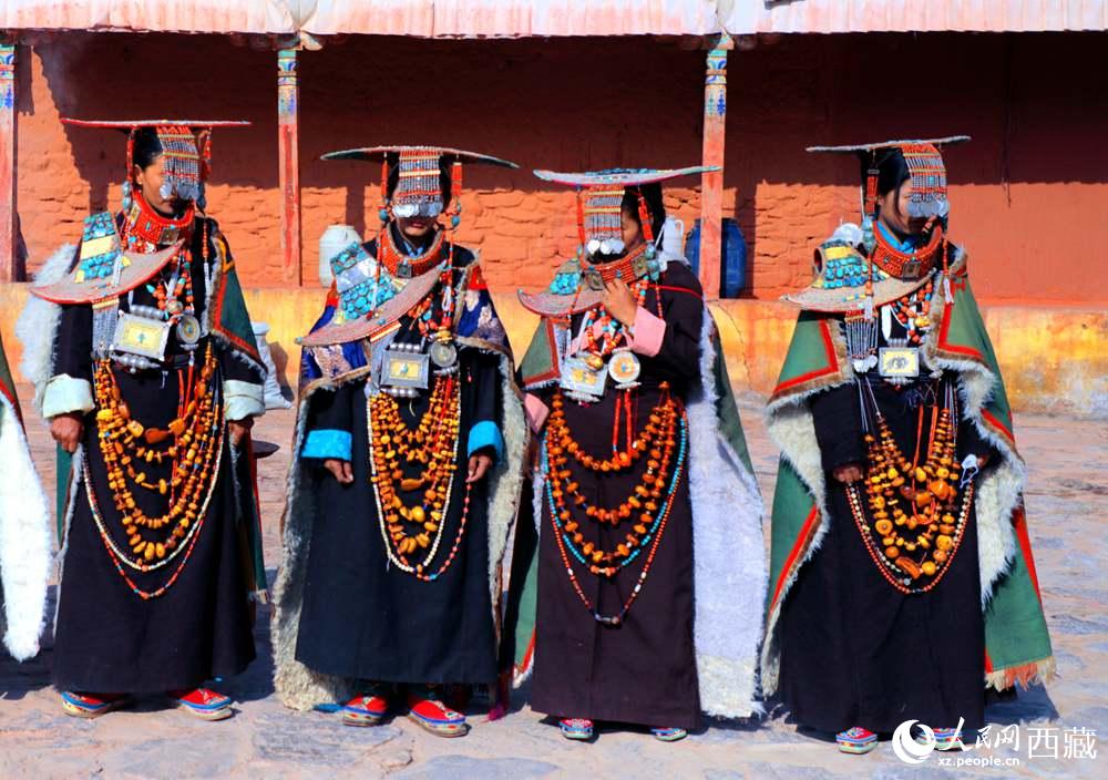 身著特色服飾跳“宣”舞。人民網(wǎng) 李海霞攝