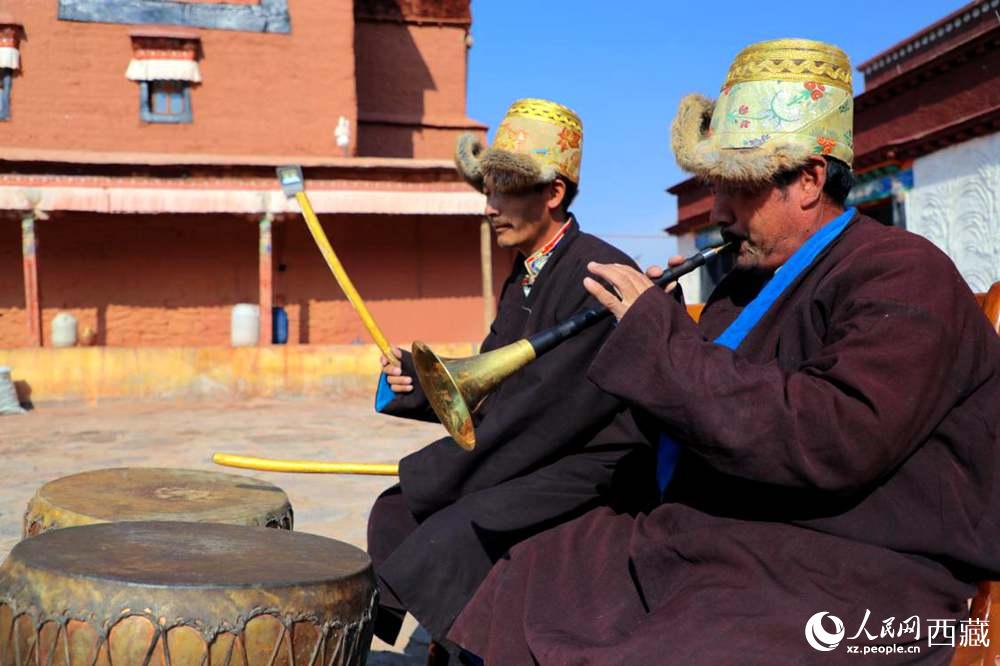 “宣”舞配樂師。人民網(wǎng) 李海霞