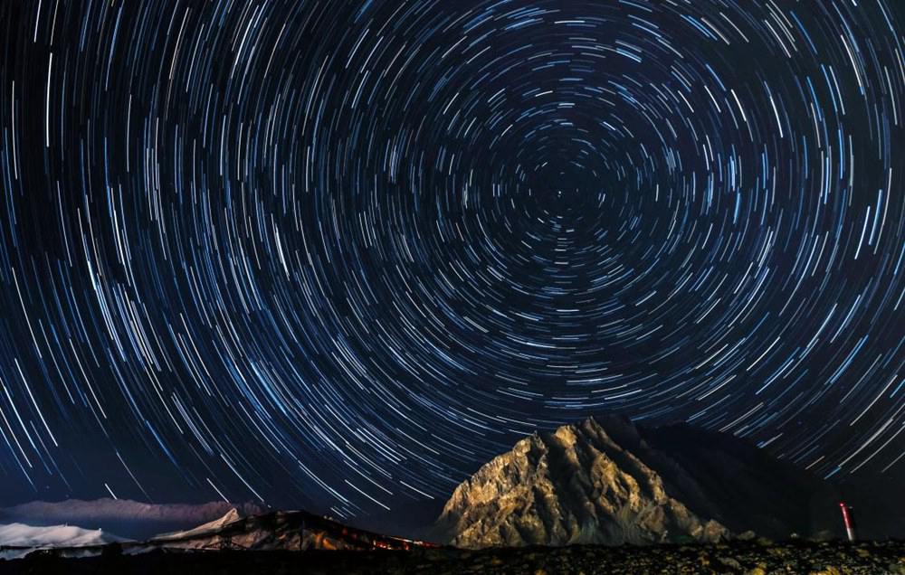 微微風(fēng)簇浪，散作滿河星。貢覺群培攝