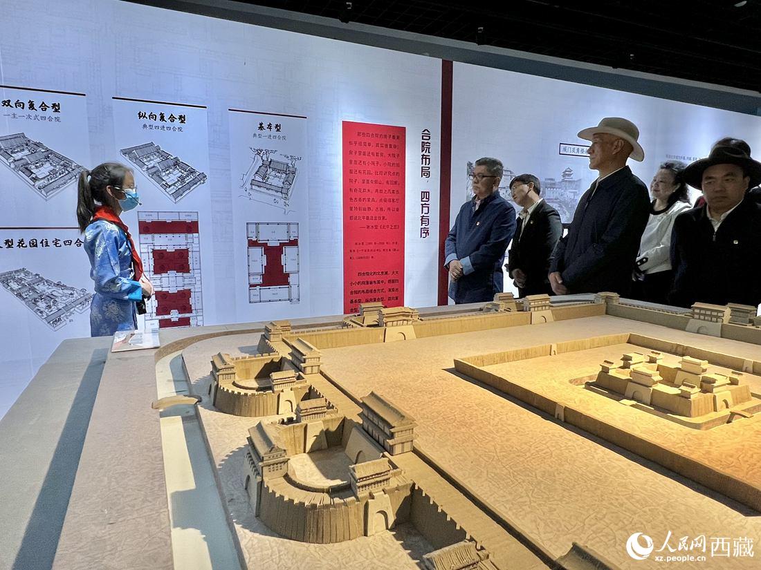 參觀人員認真聆聽講解員的解說。人民網(wǎng) 次仁羅布攝