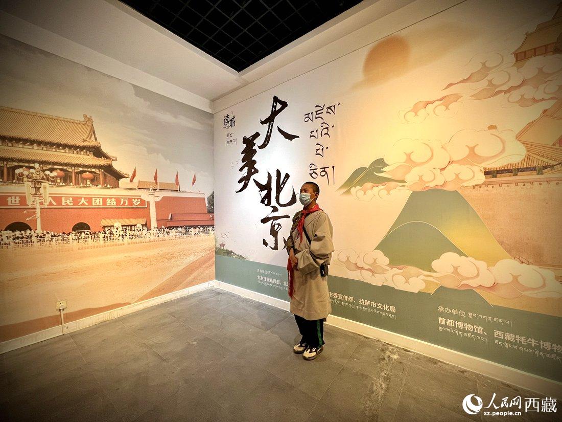 拉薩市北京實驗中學(xué)的學(xué)生講解員進行講解。人民網(wǎng) 次仁羅布攝