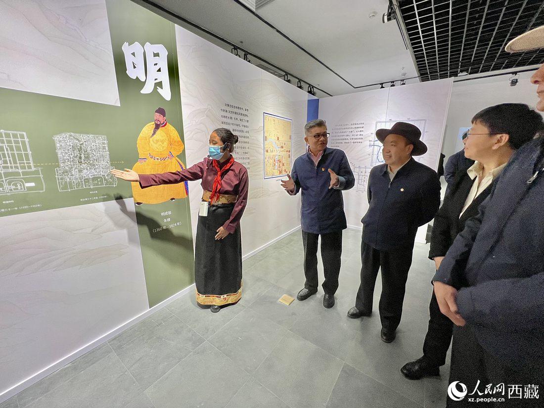 拉薩市北京實驗中學(xué)的學(xué)生講解員進行講解。人民網(wǎng) 次仁羅布攝