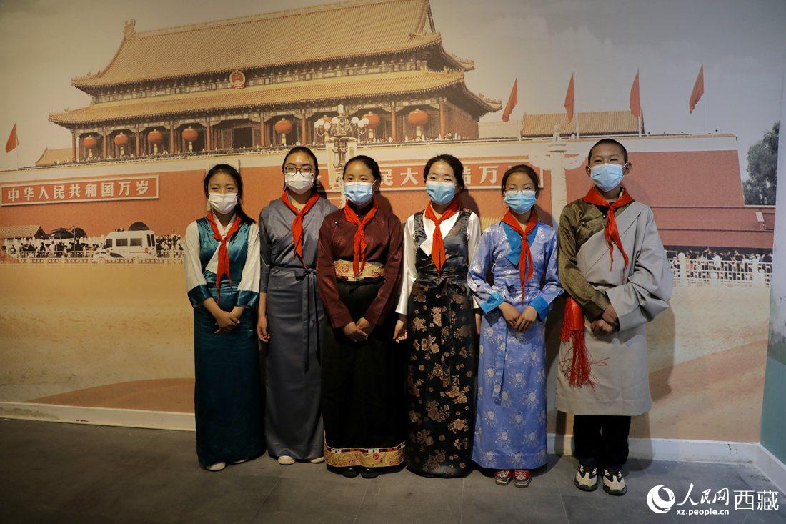 拉薩市北京實驗中學(xué)的小講解員們。人民網(wǎng) 次仁羅布攝