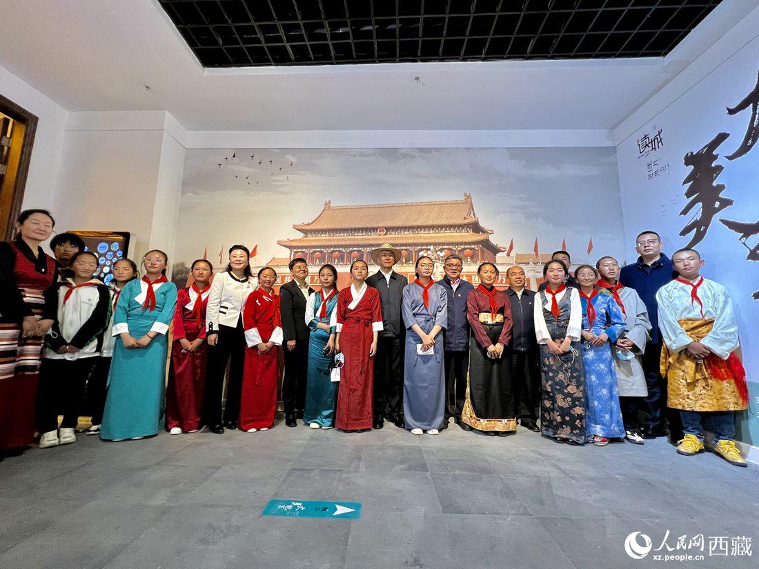 合影留念。人民網(wǎng) 次仁羅布攝