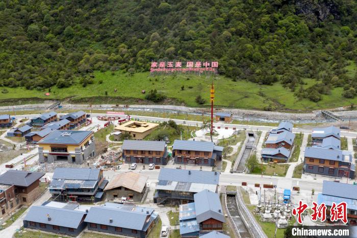 “家是玉麥 國是中國”的大字豎立在玉麥鄉(xiāng)旁的山腳上?！钊A峰 攝