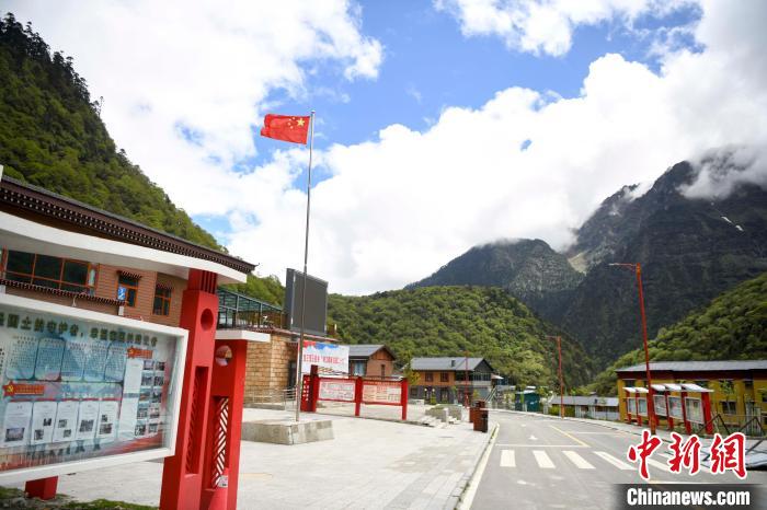 玉麥鄉(xiāng)內(nèi)道路變成了硬化路?！钊A峰 攝