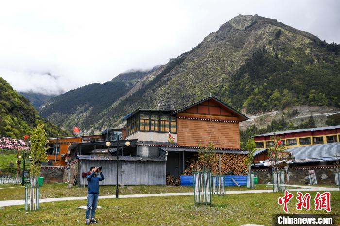 一位攝影愛好者在玉麥鄉(xiāng)拍攝?！钊A峰 攝