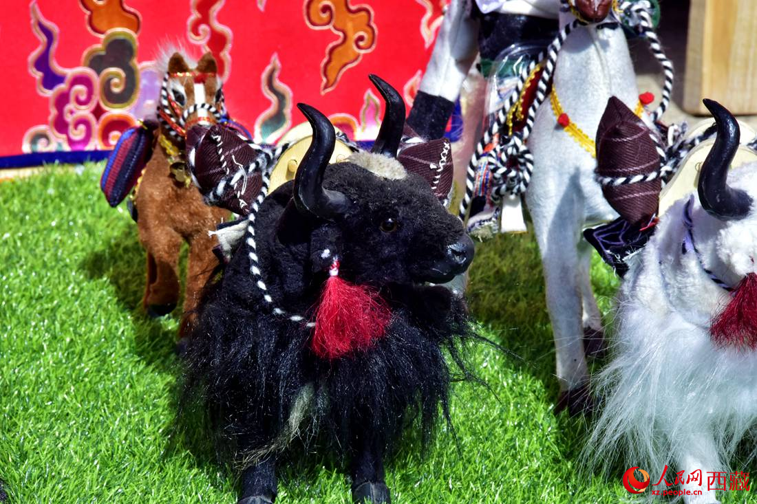 農(nóng)牧民制作的旅游紀(jì)念品。人民網(wǎng) 李海霞攝