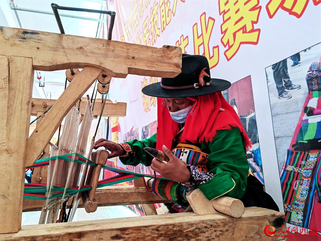 紡織手藝展示。人民網(wǎng) 李海霞攝