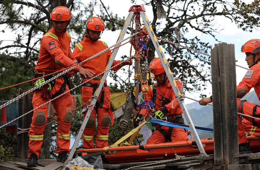 三腳架設(shè)置錨點。西繞拉翁攝