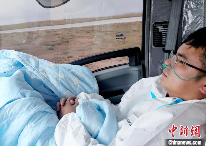 從咸陽(yáng)開始到拉薩，閆光宇和朋友吃住均不離車?！∴嵟?攝