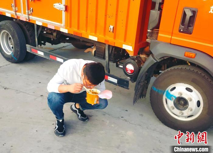 由于沿路疫情原因，閆光宇和朋友只能在服務(wù)區(qū)簡(jiǎn)餐?！∴嵟?攝