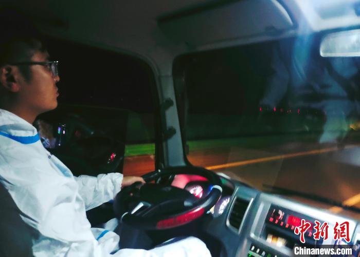 星夜疾馳，只為讓防疫物資早日抵達(dá)西藏?！∴嵟?攝