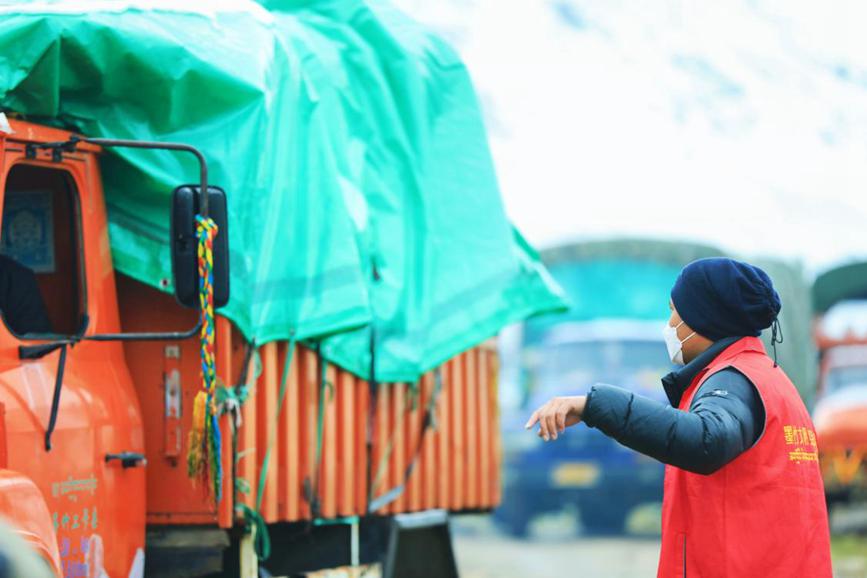 “紅馬甲”幫牧民順利轉場。洛克攝