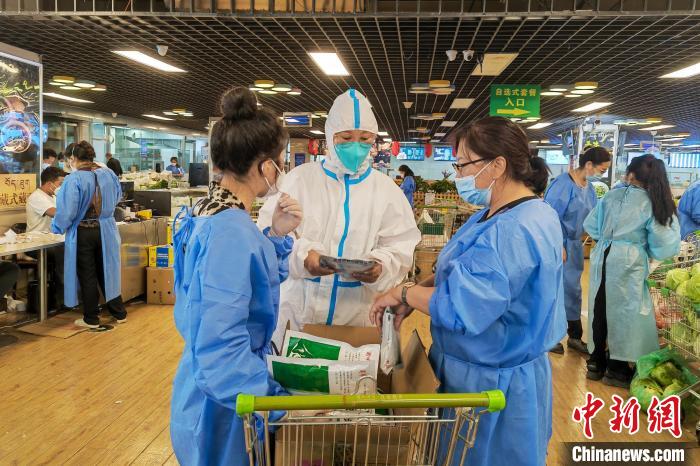 圖為疫情期間，西藏格拉丹東超市調(diào)配物資，保障市場(chǎng)供應(yīng)?！∈茉L者供圖