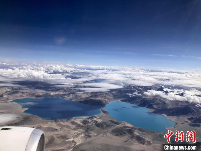 西藏阿里到拉薩航班途經(jīng)的高原湖泊?！?lt;a target='_blank' href='/'><p  align=