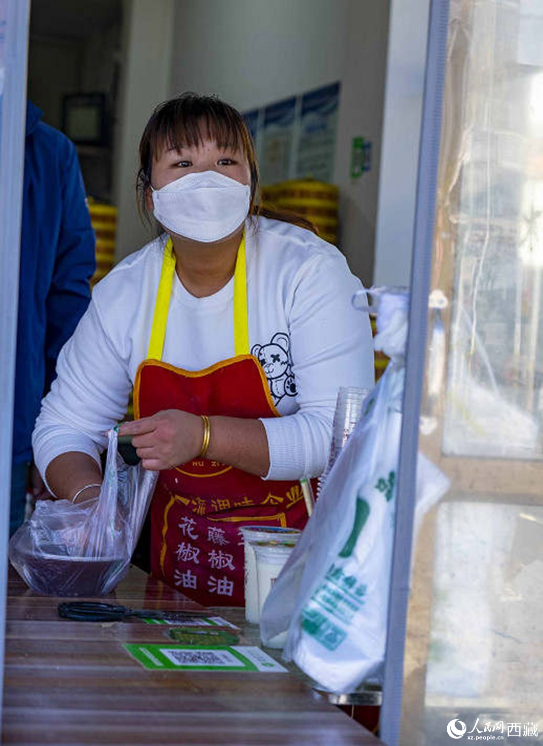 包子店老板正在為顧客打包早餐。人民網(wǎng) 次仁羅布攝