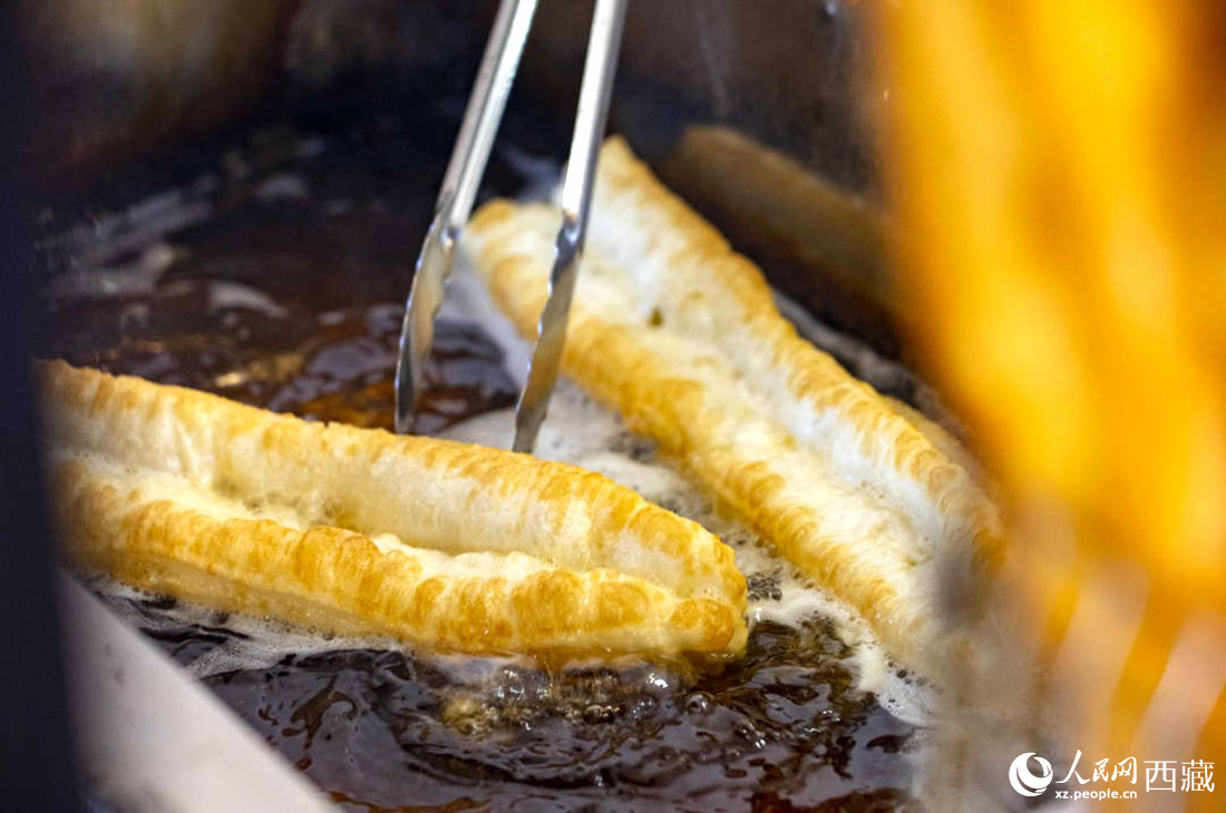 熱氣騰騰的油條。人民網(wǎng) 次仁羅布攝