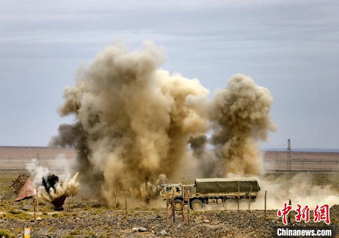 圖為模擬運輸分隊通過炮火路段。　 王先鋒 攝
