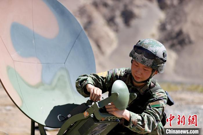 圖為官兵進行衛(wèi)星通訊架設(shè)?！?鄒寧寧 攝