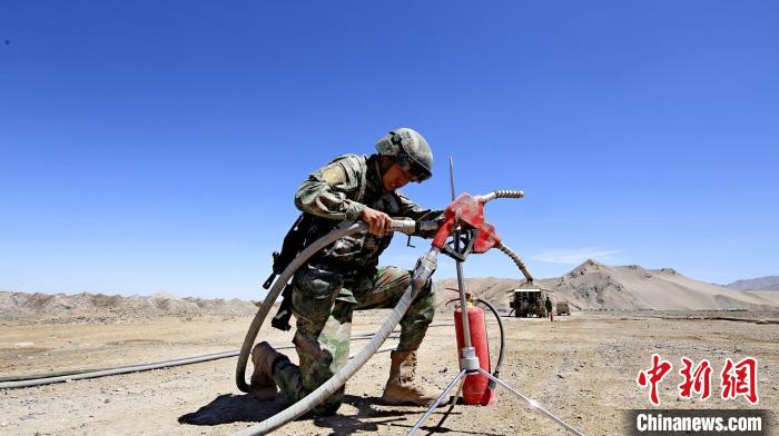 圖為官兵為群車加油?！?胡吉容 攝