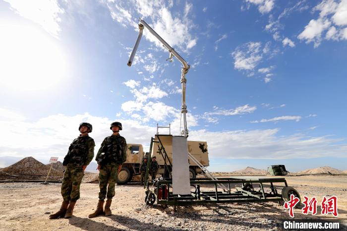 圖為野戰(zhàn)油庫開設(shè)?！?唐 堯 攝