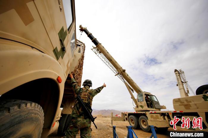 圖為野戰(zhàn)車輛搶修環(huán)節(jié)?！?祁漢智 攝