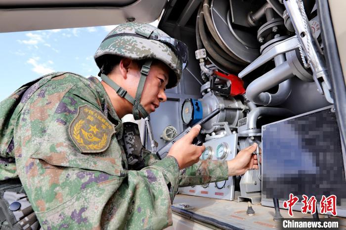 圖為群車加油科目演練現(xiàn)場?！?王先鋒 攝