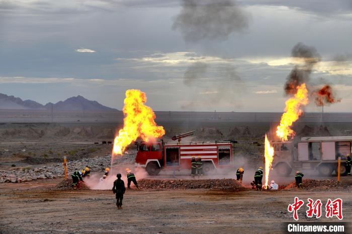 圖為野戰(zhàn)管線搶修?！?鄒寧寧 攝