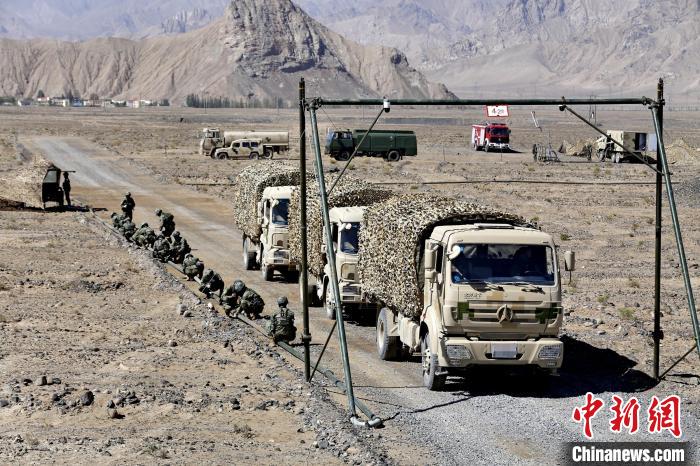 圖為野戰(zhàn)管線鋪設(shè)?！〕套颖?攝