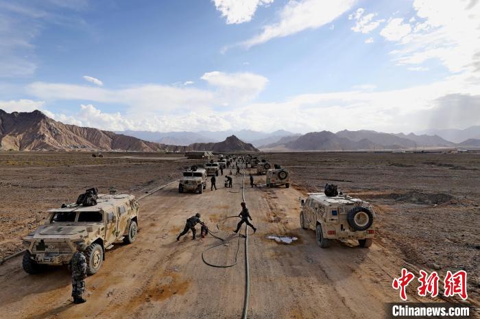 圖為群車加油科目演練現(xiàn)場?！?祁漢智 攝