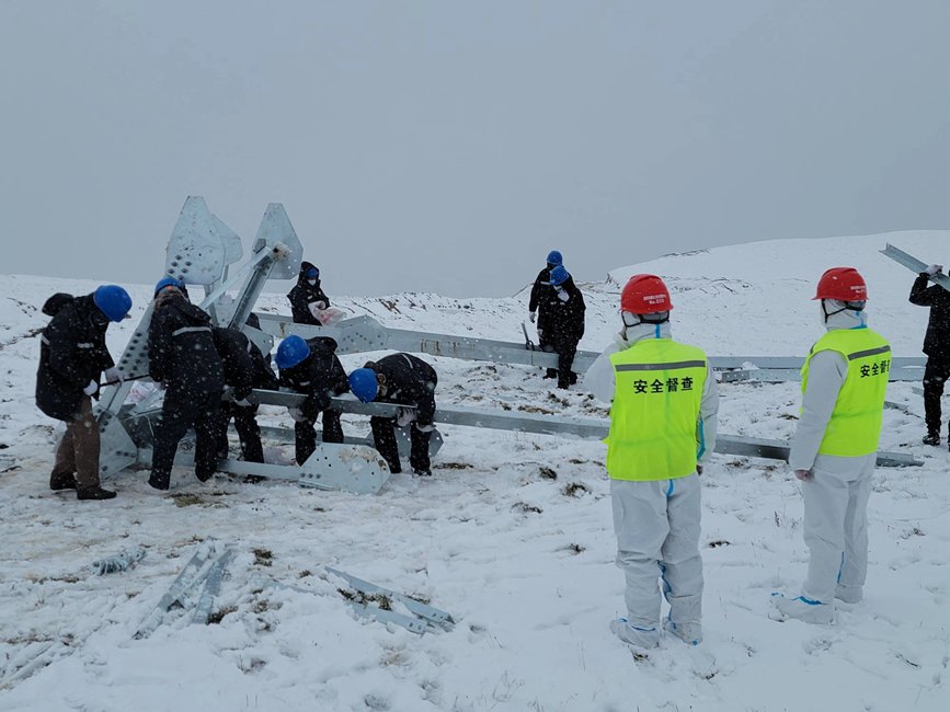 9月13日，電力施工人員正在對改造工器具進行清點和組裝。秦鐘攝