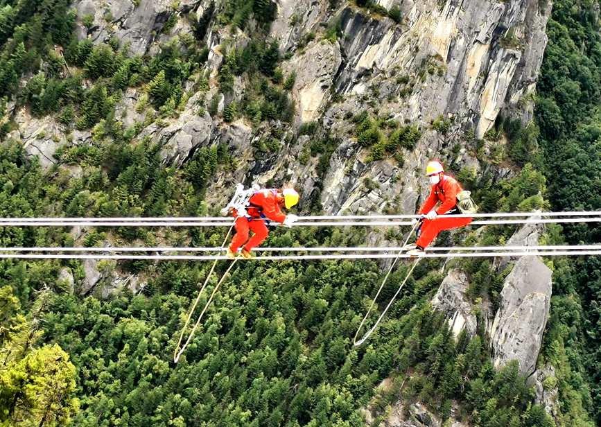 9月15日，電力檢修人員開展左波線米堆冰川段導線扭絞處理走線作業(yè)。旦尼攝